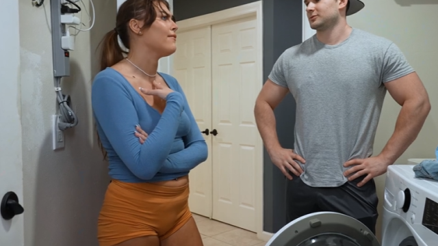 Ablasının Külotlarına Asılırken Yakalandı Türkçe Altyazılı Porno